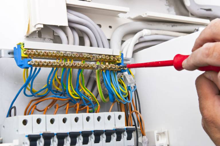 A importância de uma reforma elétrica em um imóvel 2 Um aumento na demanda de equipamentos requereu melhores instalações elétricas