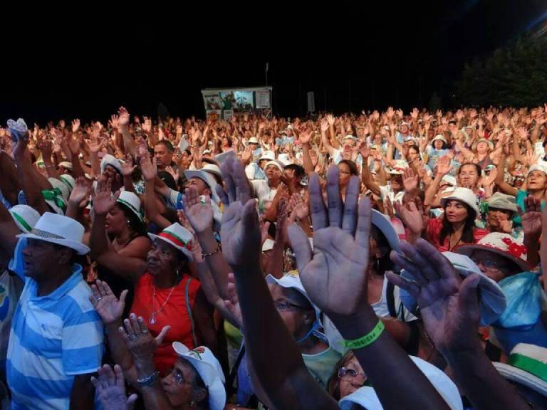 Milhares de fiéis em frente à gruta