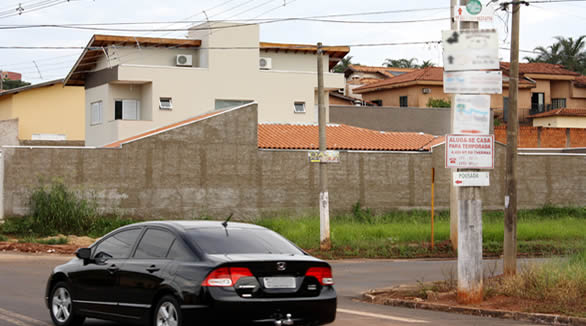 Boas maneiras na publicidade com faixas e cartazes