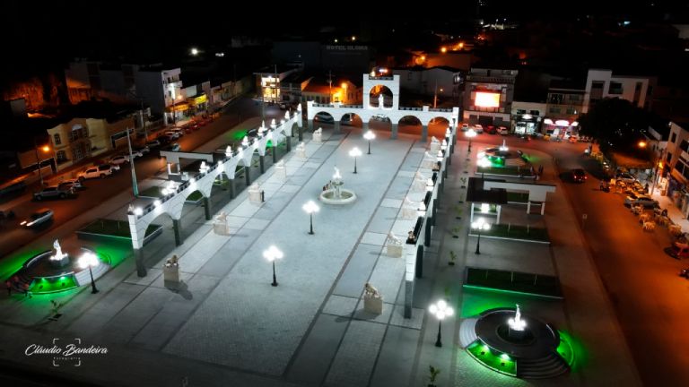 Foto noturna da Praça da Fé em Bom Jesus da Lapa