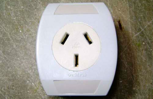 Tomada externa: tipos, vantagens e desvantagens 5 Tomada Externa 3 pinos chatos 20a 250v