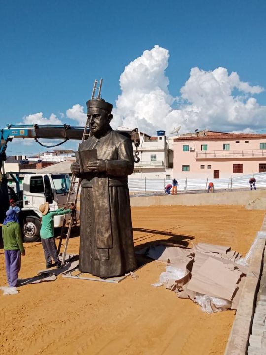 Praça Monsenhor Turíbio Vila Nova 3 estatua de monsenhor turibio bom jesus da lapa
