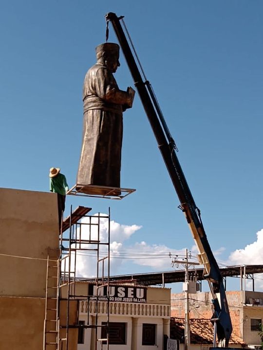 Praça Monsenhor Turíbio Vila Nova 4 estatua de monsenhor turibio sendo colocado na praca bom jesus da lapa