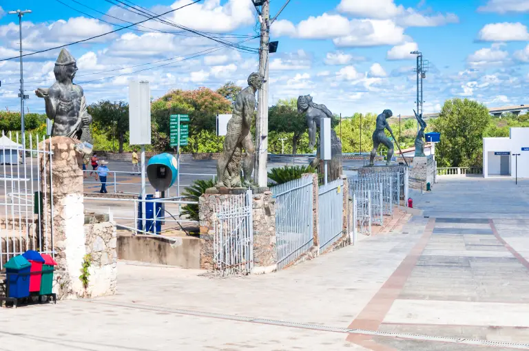 Bom Jesus da Lapa: a Capital Baiana da Fé 3 Estátuas em bronze dos 12 apóstolos, uma obra grandiosa assinada pelo escultor Deocleciano Martins Oliveira Filho
