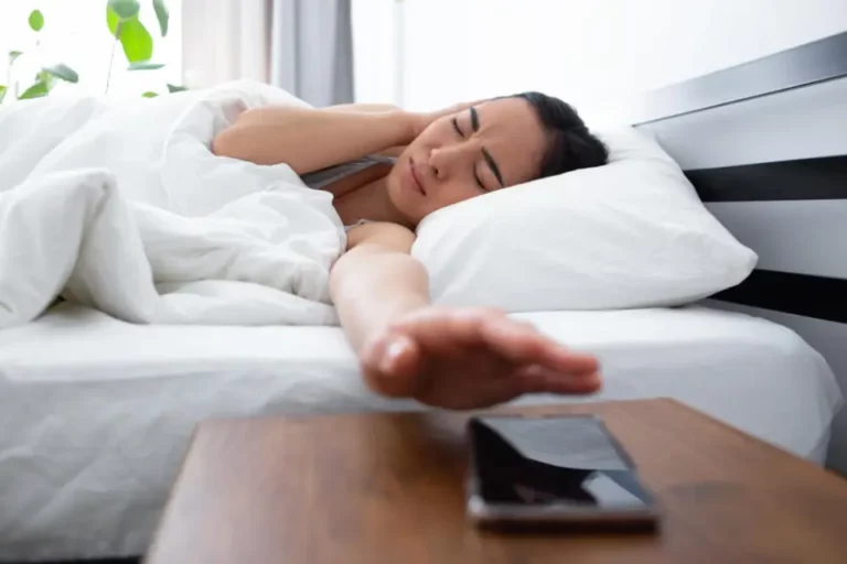 Pratique 05 hábitos saudáveis ao acordar e tenha um dia melhor 6 Evite a função soneca do celular